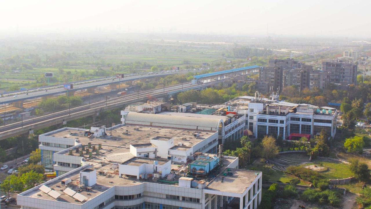 Holiday Inn New Delhi Mayur Vihar Noida By Ihg Exteriér fotografie View of the station from the top of a nearby building