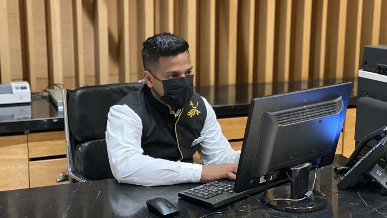 Holiday Inn New Delhi Mayur Vihar Noida By Ihg Exteriér fotografie A government employee in Myanmar wearing a face mask