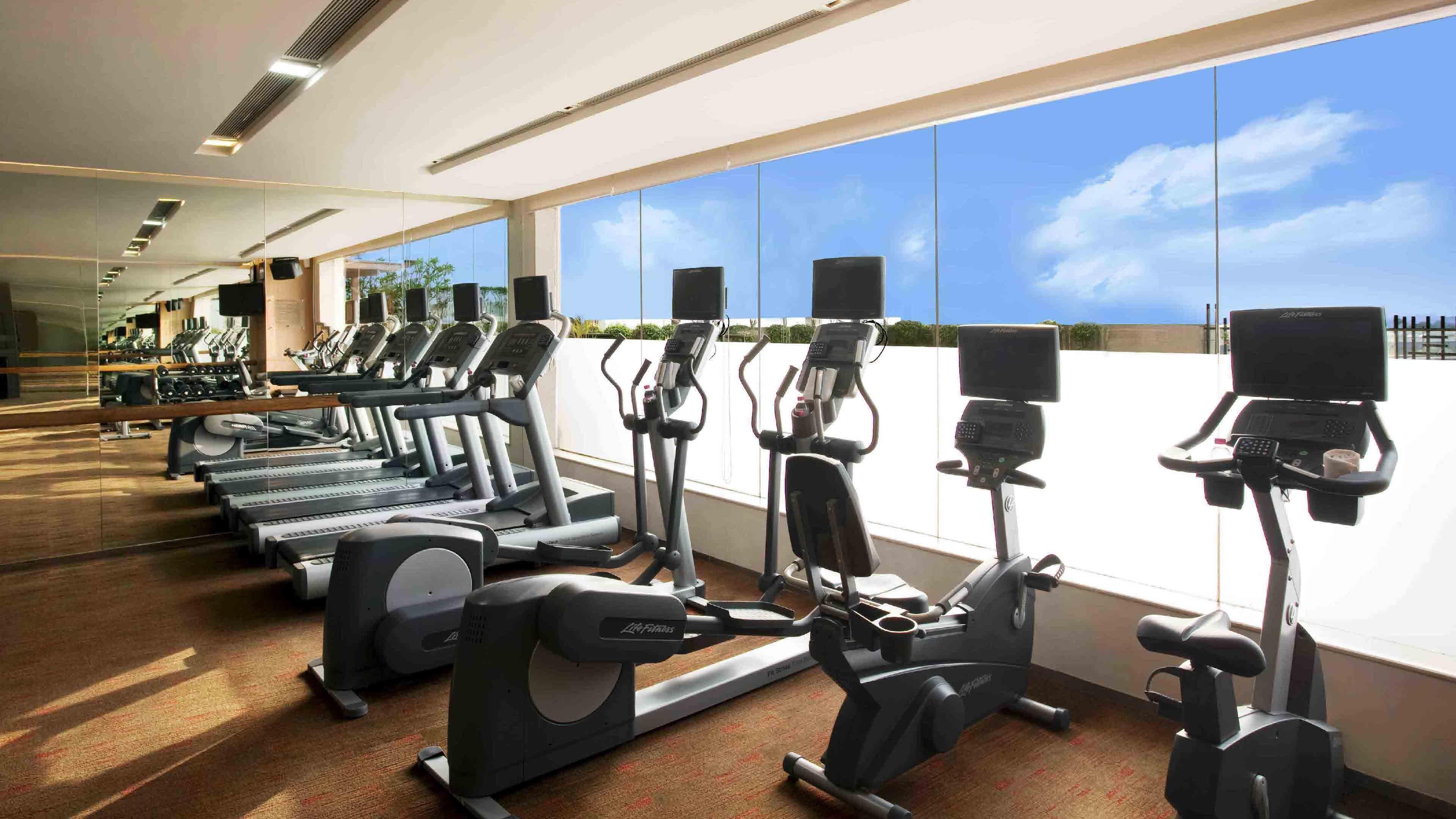 Holiday Inn New Delhi Mayur Vihar Noida By Ihg Exteriér fotografie The gym at the hotel