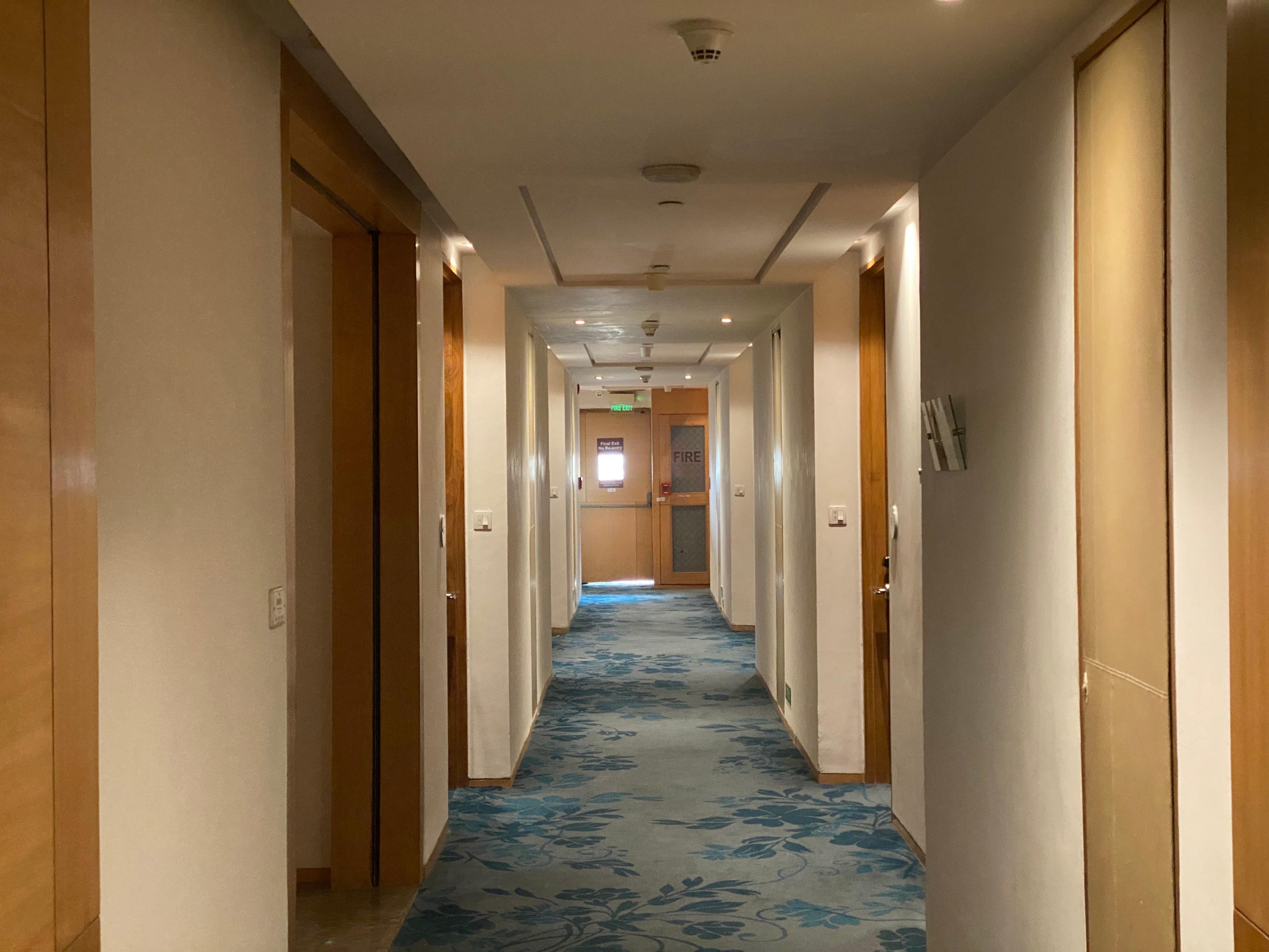 Holiday Inn New Delhi Mayur Vihar Noida By Ihg Exteriér fotografie A corridor at the hotel
