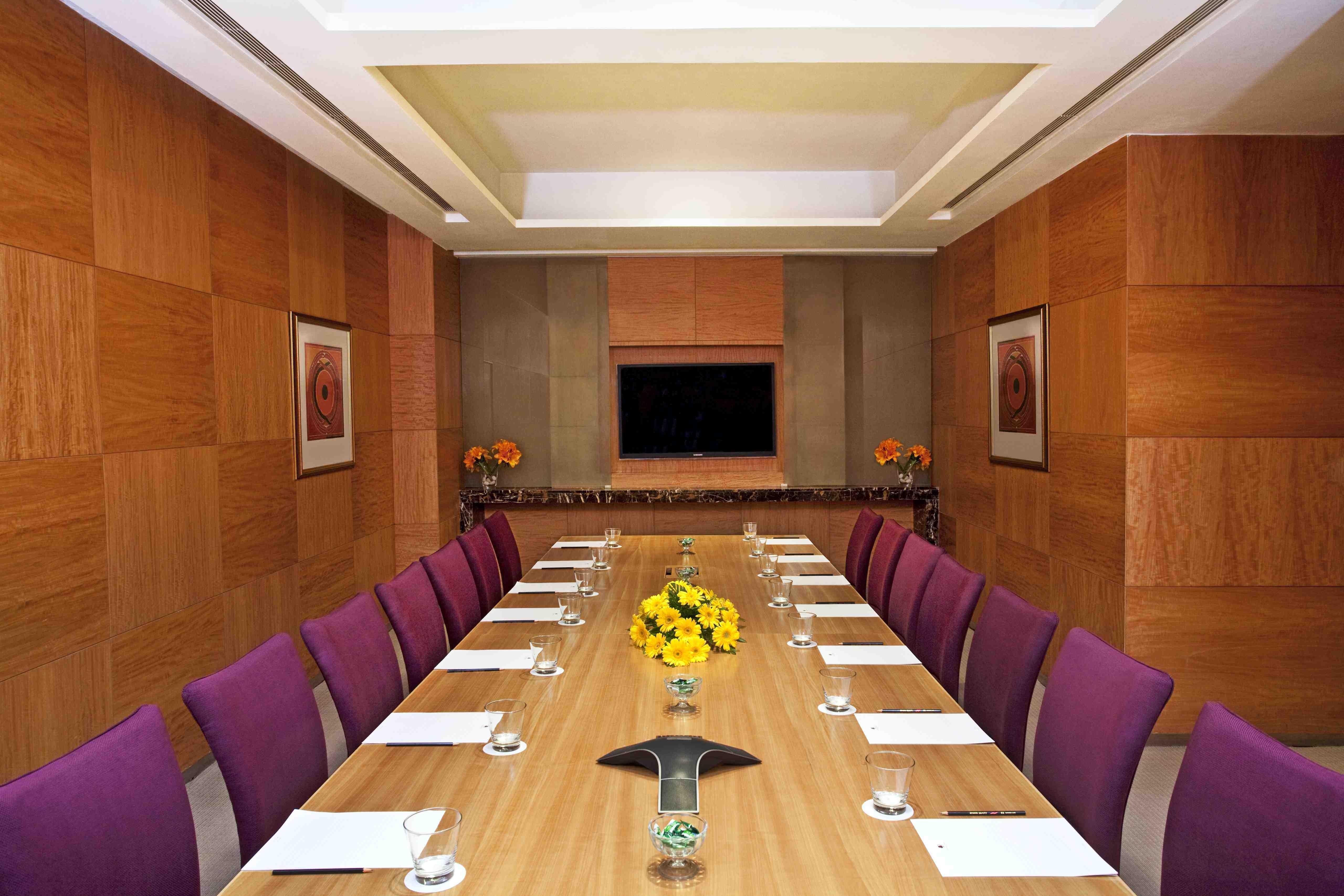 Holiday Inn New Delhi Mayur Vihar Noida By Ihg Exteriér fotografie A boardroom at a hotel