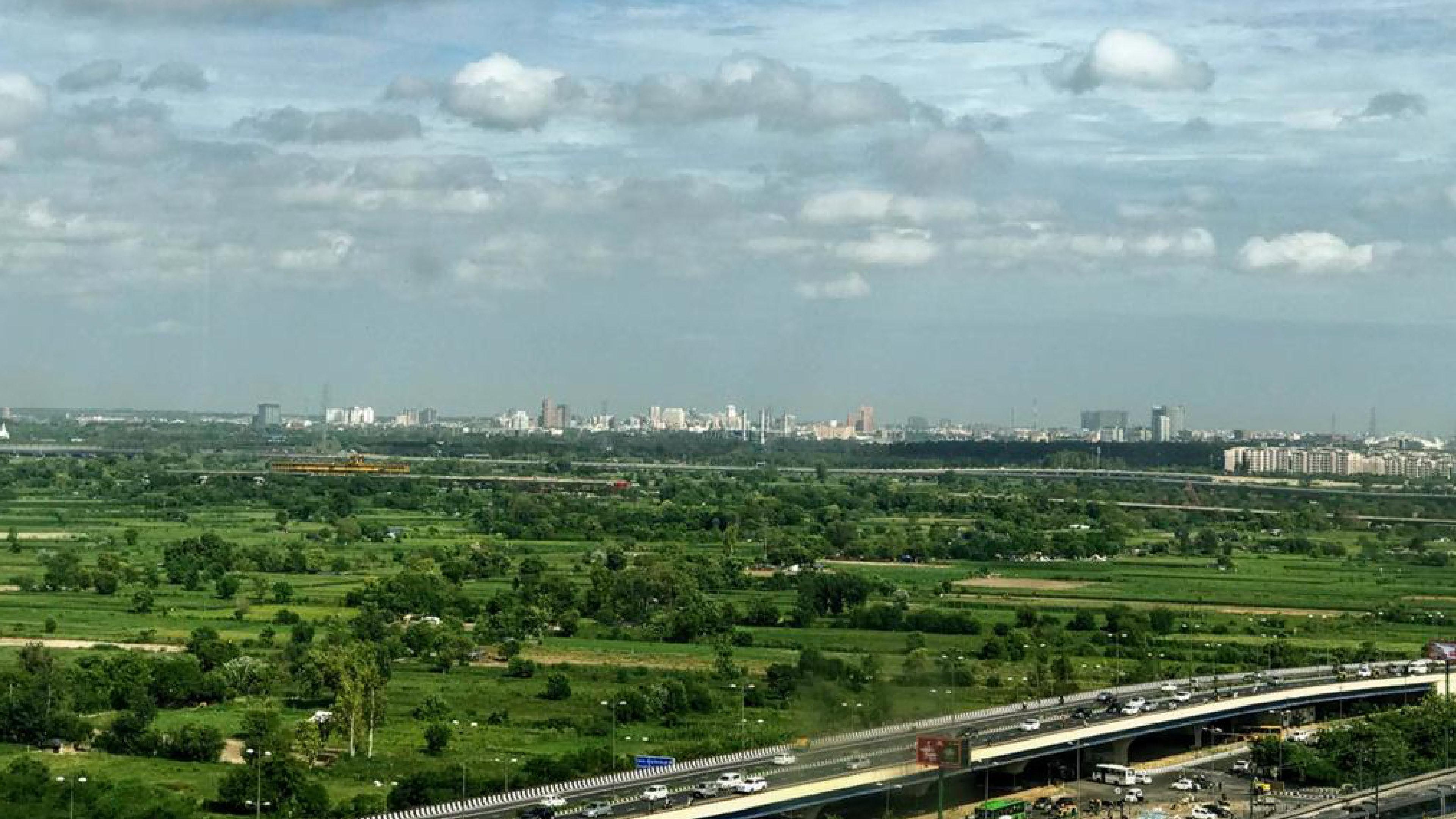 Holiday Inn New Delhi Mayur Vihar Noida By Ihg Exteriér fotografie View of the city from the highway
