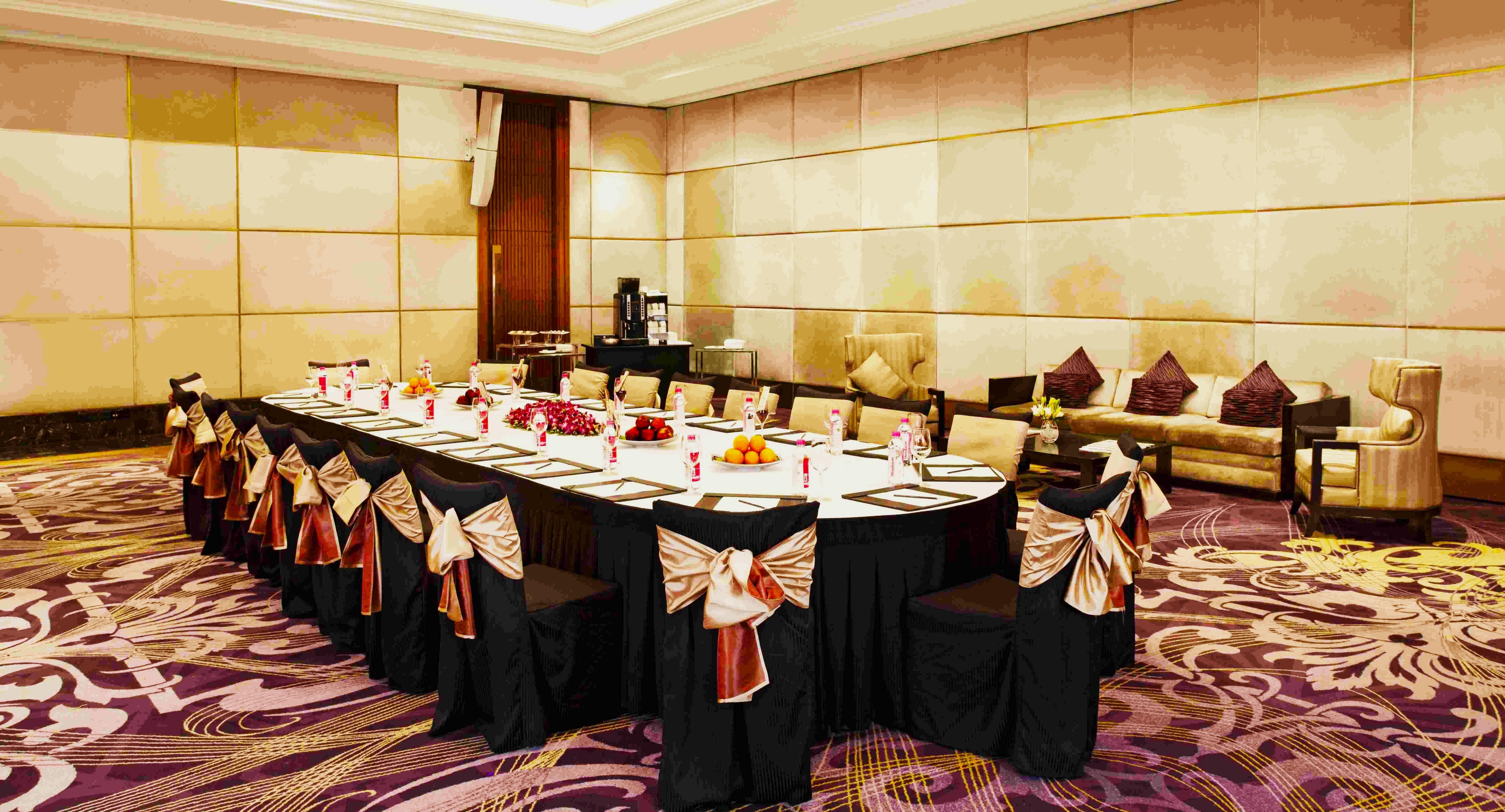 Holiday Inn New Delhi Mayur Vihar Noida By Ihg Exteriér fotografie A table set for a banquet