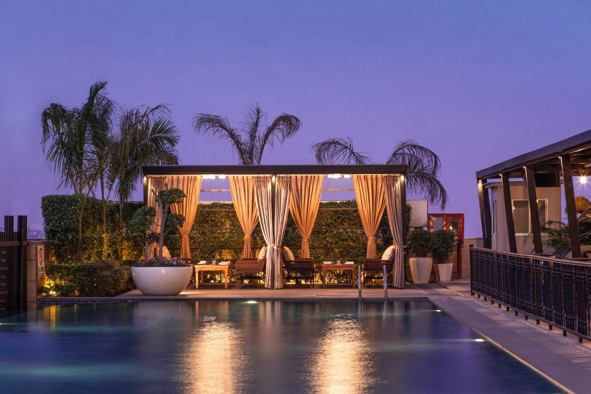 Holiday Inn New Delhi Mayur Vihar Noida By Ihg Exteriér fotografie The pool at the rooftop bar